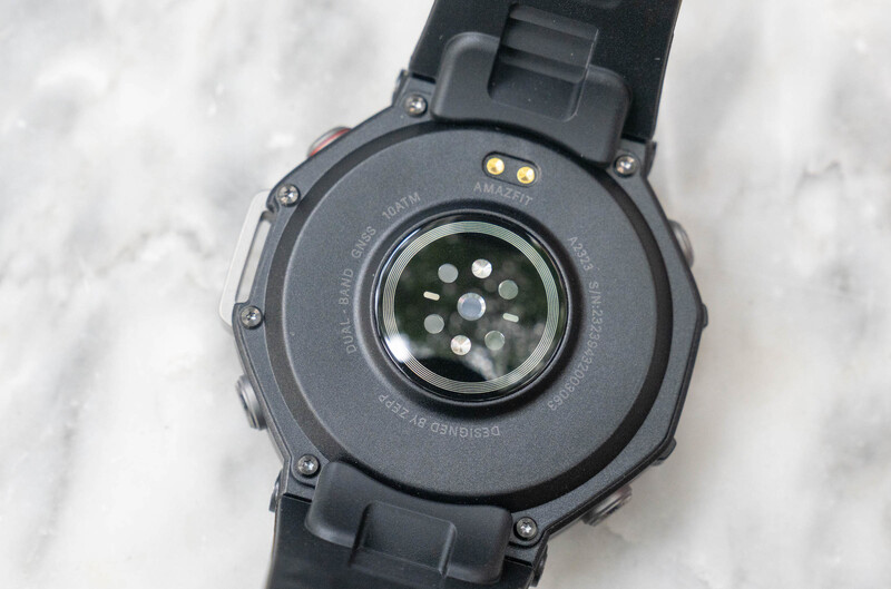 Amazfit T-Rex 3 có khả năng kháng nước cực tốt với chuẩn 10 ATM (chịu được áp lực nước tương đương ở độ sâu 100 mét